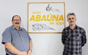 Pe.Valtuir Bolzan e Pe.Giovani Momo - Apresentam o Informativo Paroquial 
